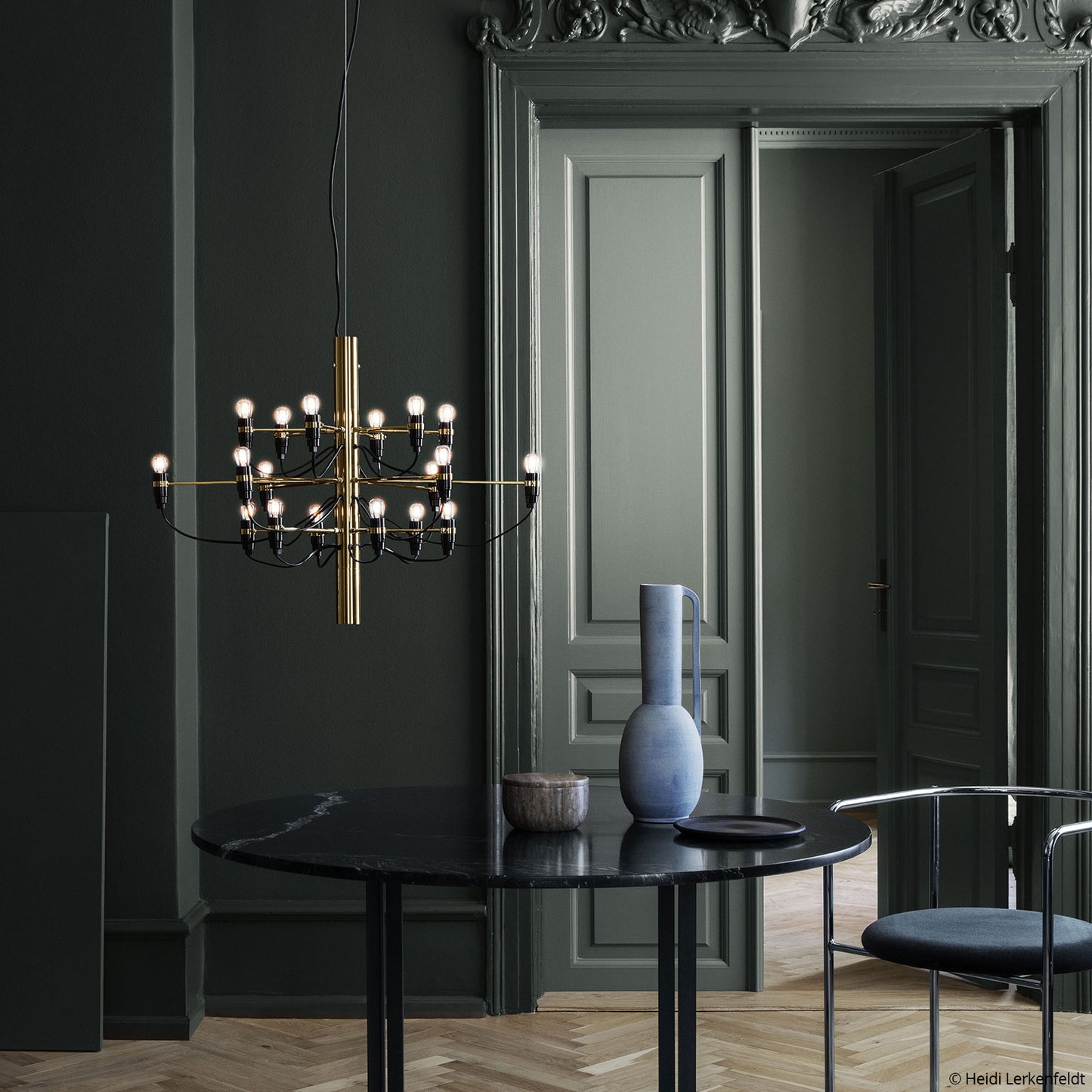 Model 2097 Sarfatti chandelier above dining table